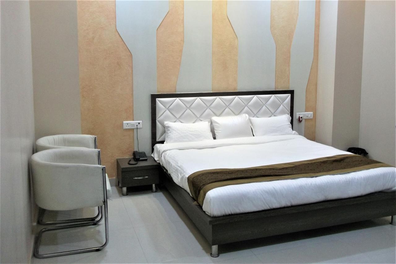 Oyo 10360 Hotel Grand Manoranjan Gorakhpur Zewnętrze zdjęcie