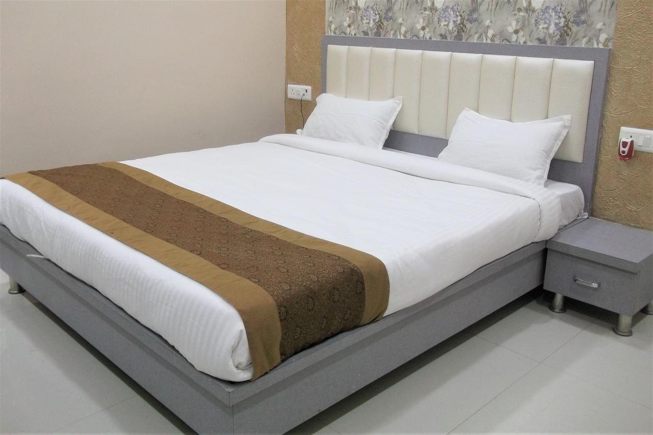 Oyo 10360 Hotel Grand Manoranjan Gorakhpur Zewnętrze zdjęcie