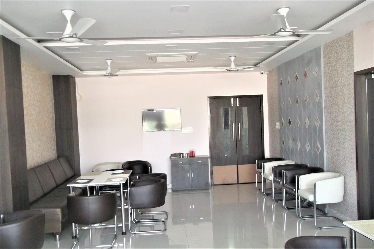 Oyo 10360 Hotel Grand Manoranjan Gorakhpur Zewnętrze zdjęcie