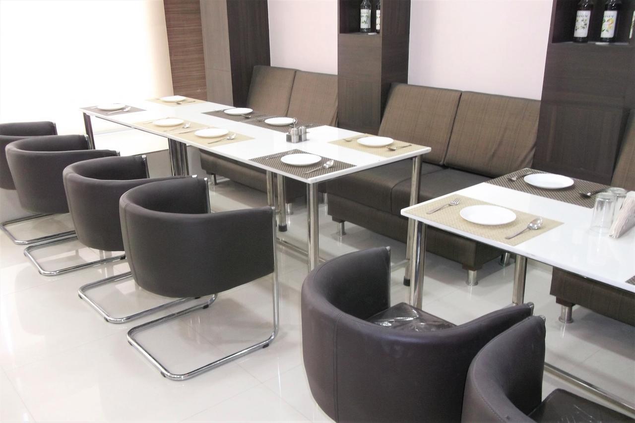 Oyo 10360 Hotel Grand Manoranjan Gorakhpur Zewnętrze zdjęcie