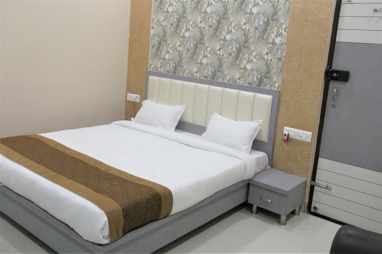 Oyo 10360 Hotel Grand Manoranjan Gorakhpur Zewnętrze zdjęcie