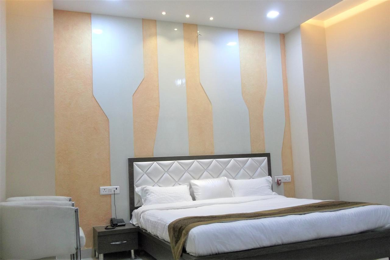 Oyo 10360 Hotel Grand Manoranjan Gorakhpur Zewnętrze zdjęcie