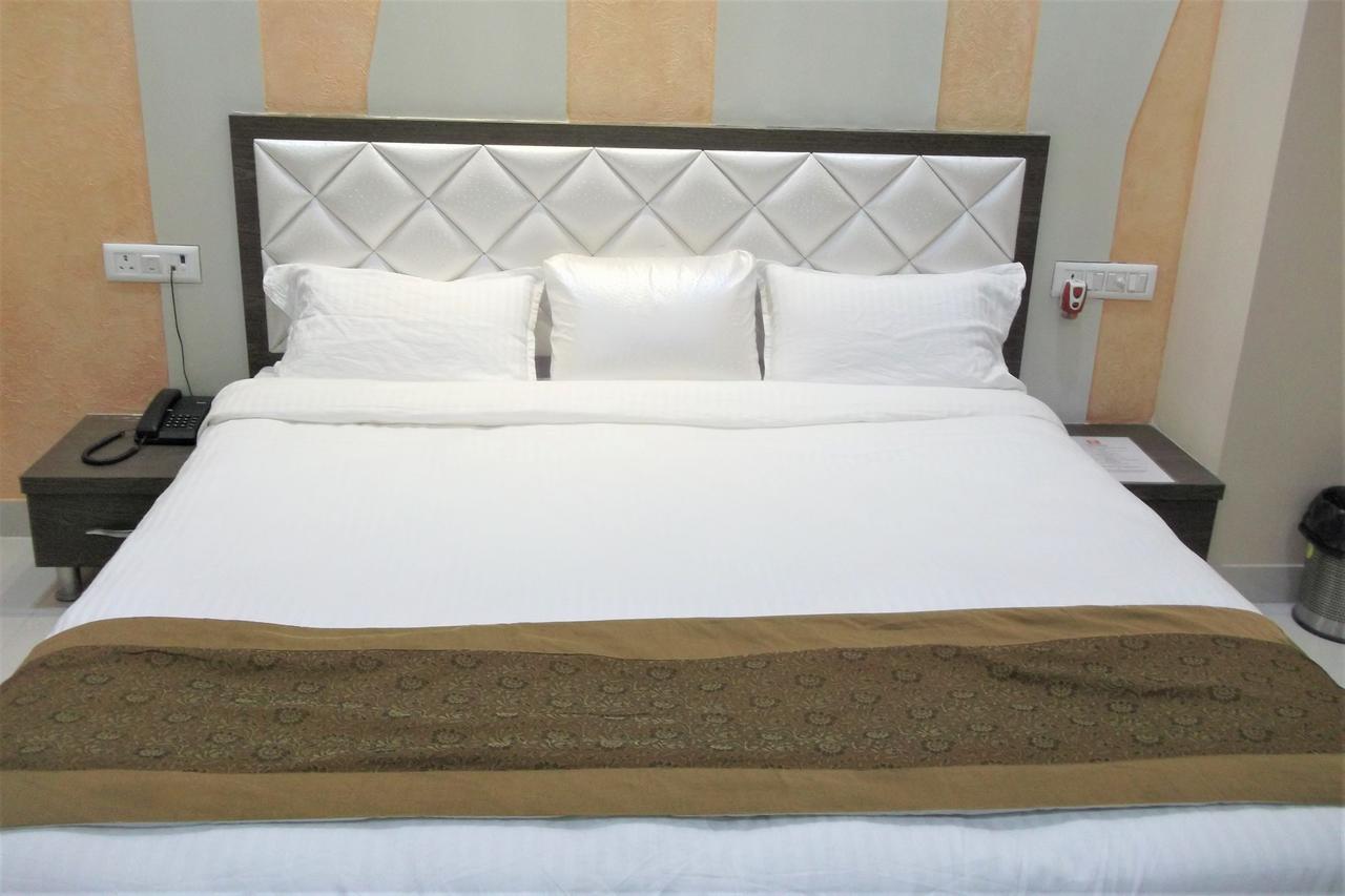 Oyo 10360 Hotel Grand Manoranjan Gorakhpur Zewnętrze zdjęcie