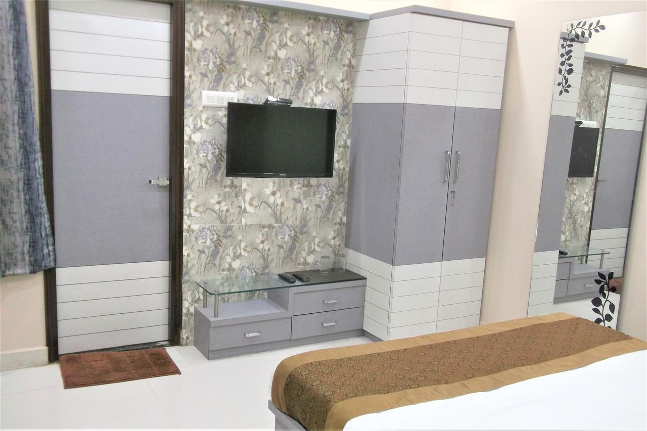 Oyo 10360 Hotel Grand Manoranjan Gorakhpur Zewnętrze zdjęcie