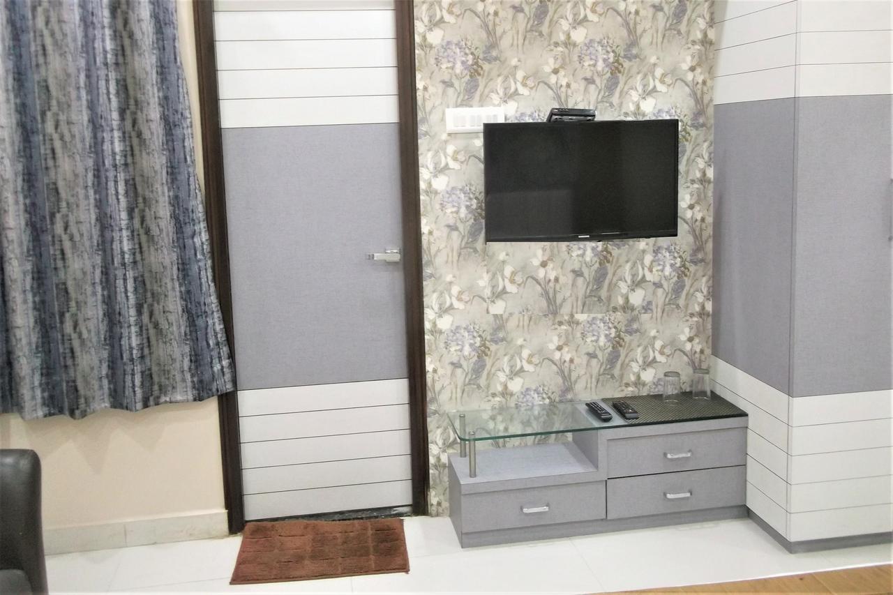 Oyo 10360 Hotel Grand Manoranjan Gorakhpur Zewnętrze zdjęcie