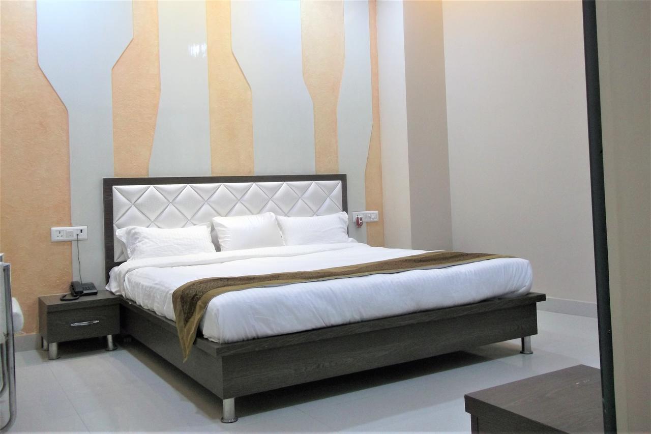 Oyo 10360 Hotel Grand Manoranjan Gorakhpur Zewnętrze zdjęcie
