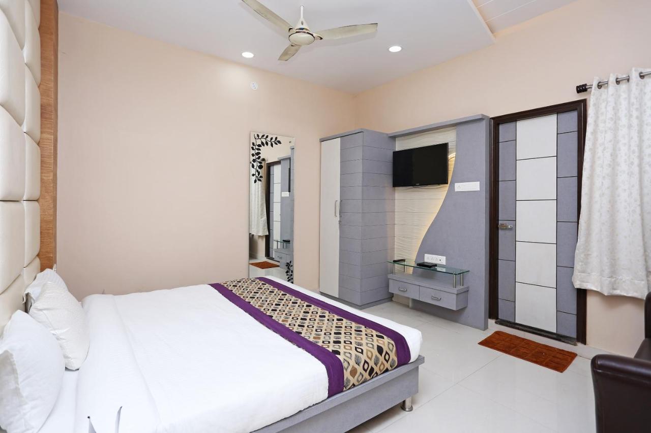 Oyo 10360 Hotel Grand Manoranjan Gorakhpur Zewnętrze zdjęcie